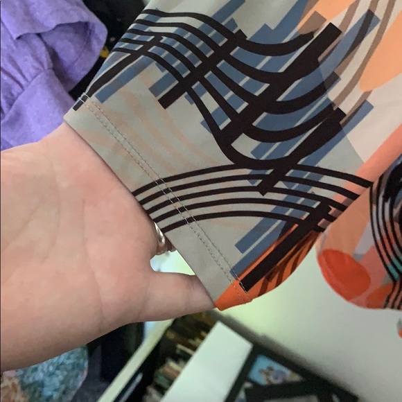 A symmetrical colorful blouse - Picture 4 of 4